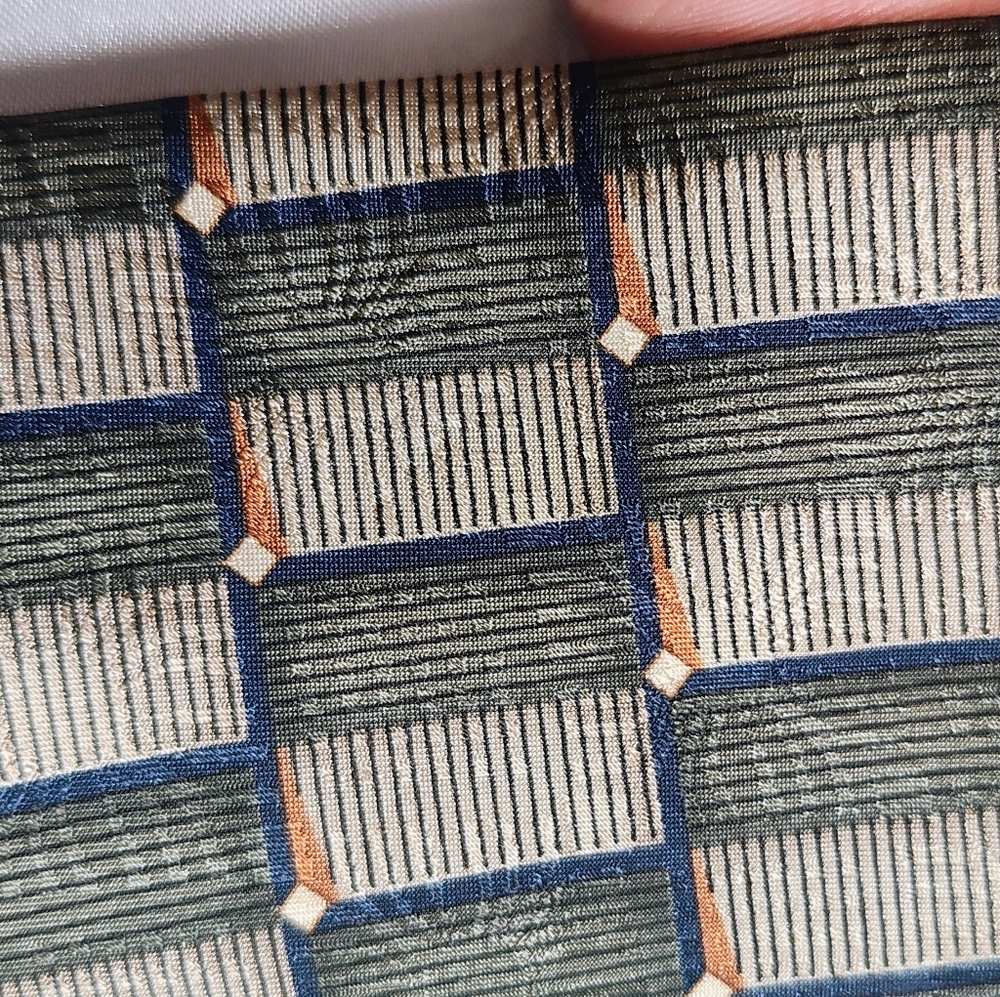 Bill Blass Elegant Black and Gold Patterned Tie - Picture 8 of 8